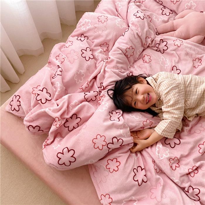 91家纺网 家纺一手货源 找家纺 时年 2019牛奶绒印花保暖四件套童模图 粉小花