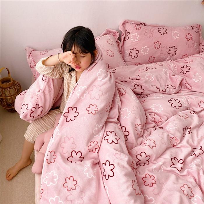 91家纺网 家纺一手货源 找家纺 时年 2019牛奶绒印花保暖四件套童模图 粉小花