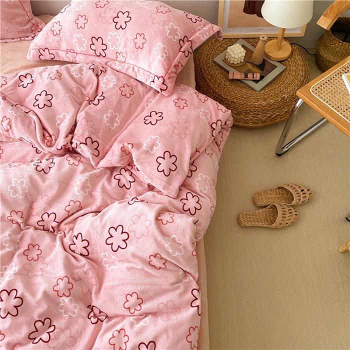 91家纺网 家纺一手货源 找家纺 时年 2019牛奶绒印花保暖四件套童模图 粉小花