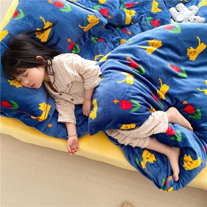 91家纺网 家纺一手货源 找家纺 时年 2019牛奶绒印花保暖四件套童模图 猫咪君