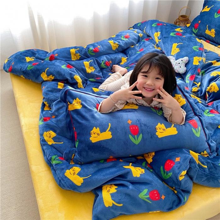 91家纺网 家纺一手货源 找家纺 时年 2019牛奶绒印花保暖四件套童模图 猫咪君