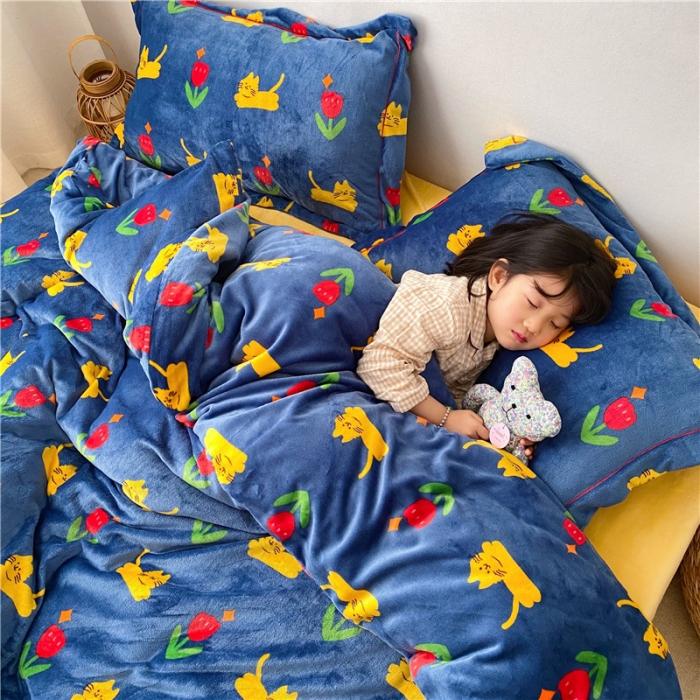 91家纺网 家纺一手货源 找家纺 时年 2019牛奶绒印花保暖四件套童模图 猫咪君