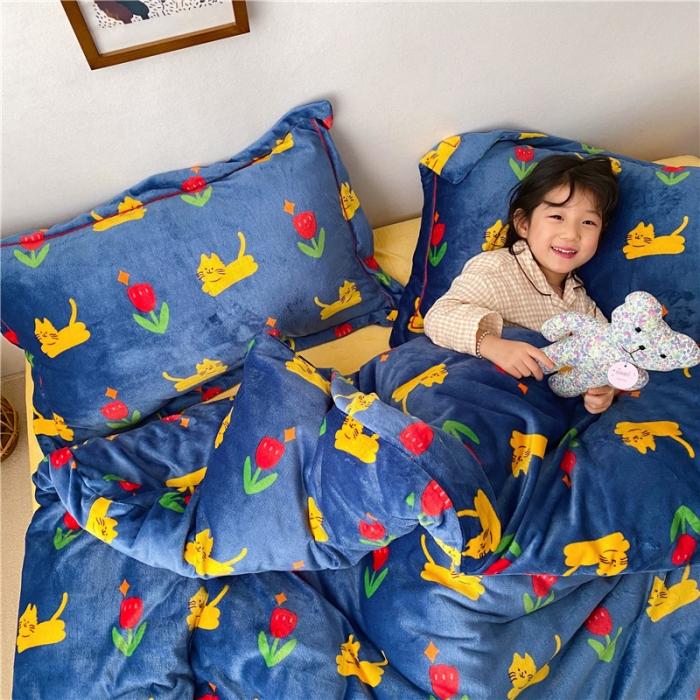 91家纺网 家纺一手货源 找家纺 时年 2019牛奶绒印花保暖四件套童模图 猫咪君