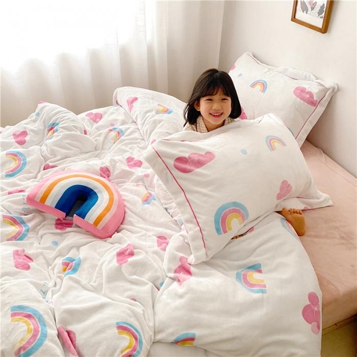 91家纺网 家纺一手货源 找家纺 时年 2019牛奶绒印花保暖四件套童模图 棉花糖