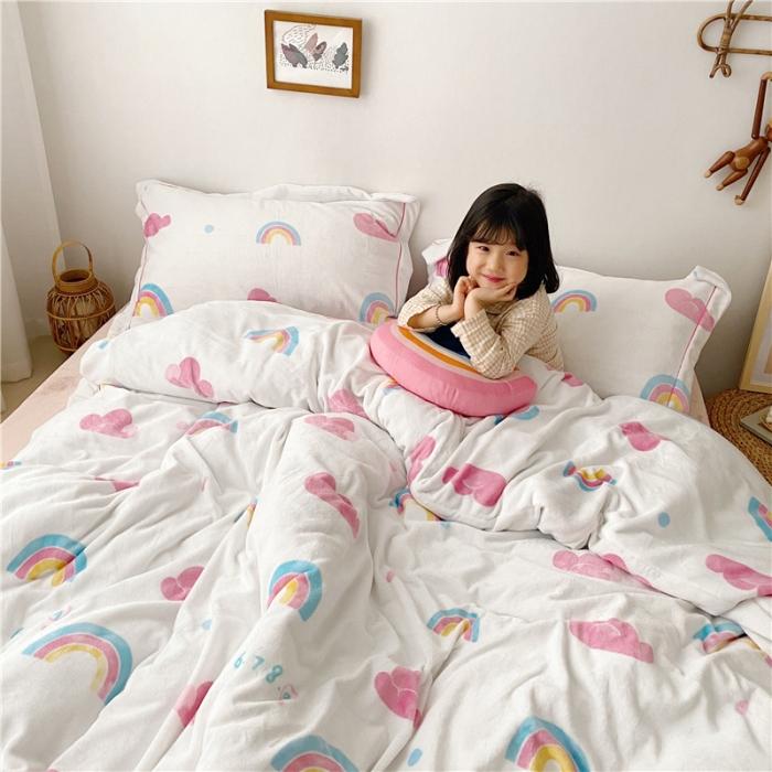 91家纺网 家纺一手货源 找家纺 时年 2019牛奶绒印花保暖四件套童模图 棉花糖