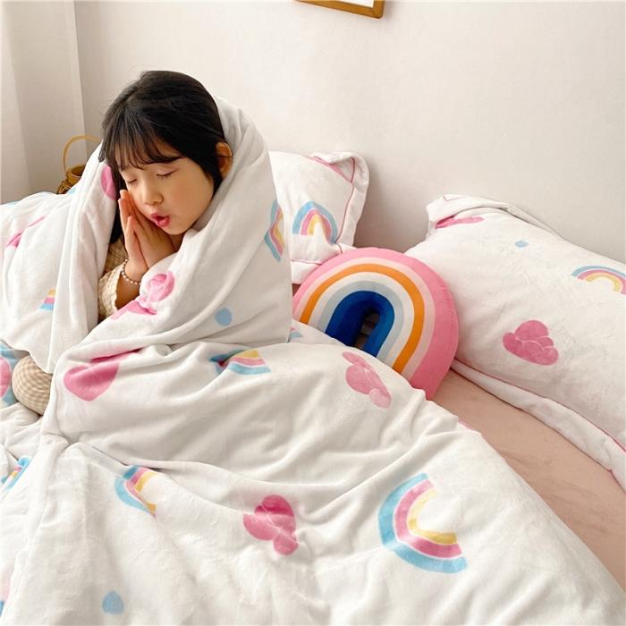 91家纺网 家纺一手货源 找家纺 时年 2019牛奶绒印花保暖四件套童模图 棉花糖