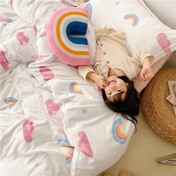 91家纺网 家纺一手货源 找家纺 时年 2019牛奶绒印花保暖四件套童模图 棉花糖