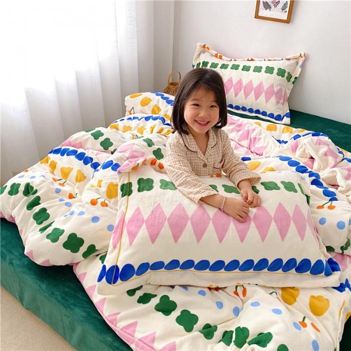 91家纺网 家纺一手货源 找家纺 时年 2019牛奶绒印花保暖四件套童模图 薇薇安绿