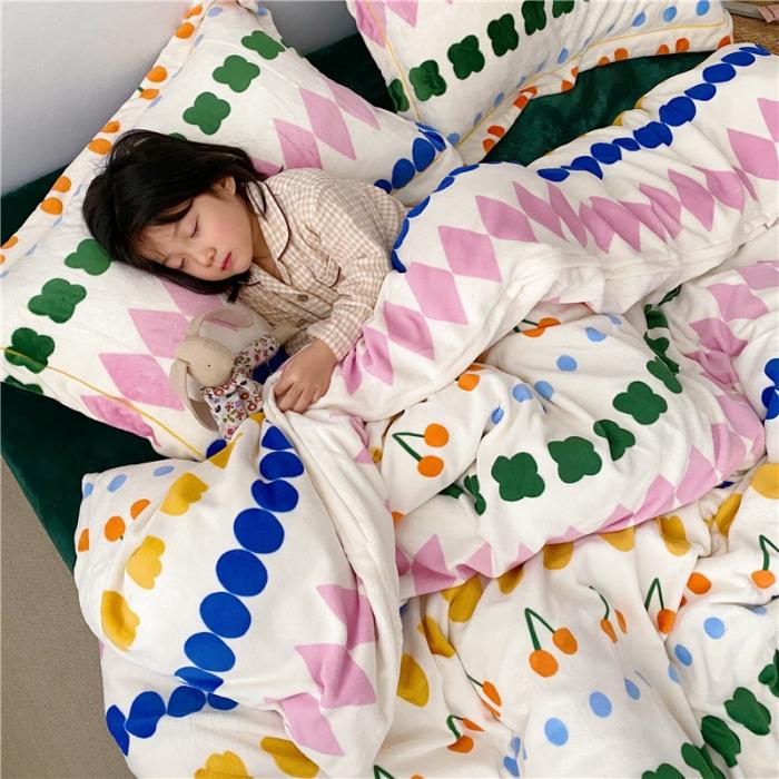 91家纺网 家纺一手货源 找家纺 时年 2019牛奶绒印花保暖四件套童模图 薇薇安绿