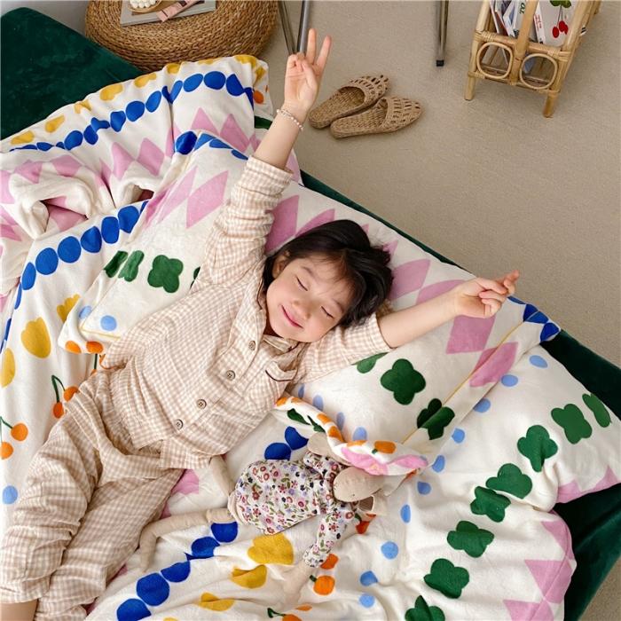 91家纺网 家纺一手货源 找家纺 时年 2019牛奶绒印花保暖四件套童模图 薇薇安绿