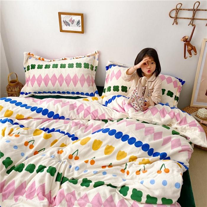 91家纺网 家纺一手货源 找家纺 时年 2019牛奶绒印花保暖四件套童模图 薇薇安绿