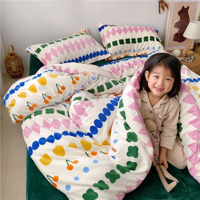 91家纺网 家纺一手货源 找家纺 时年 2019牛奶绒印花保暖四件套童模图 薇薇安绿