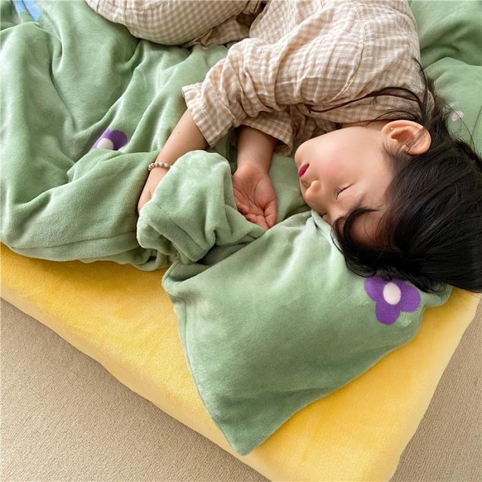 91家纺网 家纺一手货源 找家纺 时年 2019牛奶绒印花保暖四件套童模图 小花花绿