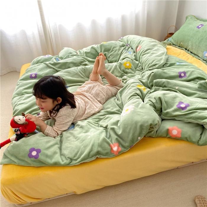 91家纺网 家纺一手货源 找家纺 时年 2019牛奶绒印花保暖四件套童模图 小花花绿