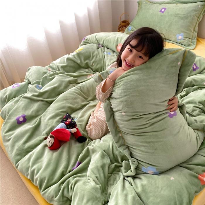 91家纺网 家纺一手货源 找家纺 时年 2019牛奶绒印花保暖四件套童模图 小花花绿