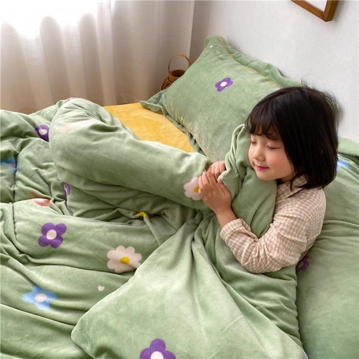 91家纺网 家纺一手货源 找家纺 时年 2019牛奶绒印花保暖四件套童模图 小花花绿