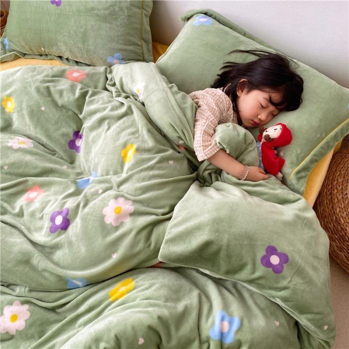 91家纺网 家纺一手货源 找家纺 时年 2019牛奶绒印花保暖四件套童模图 小花花绿