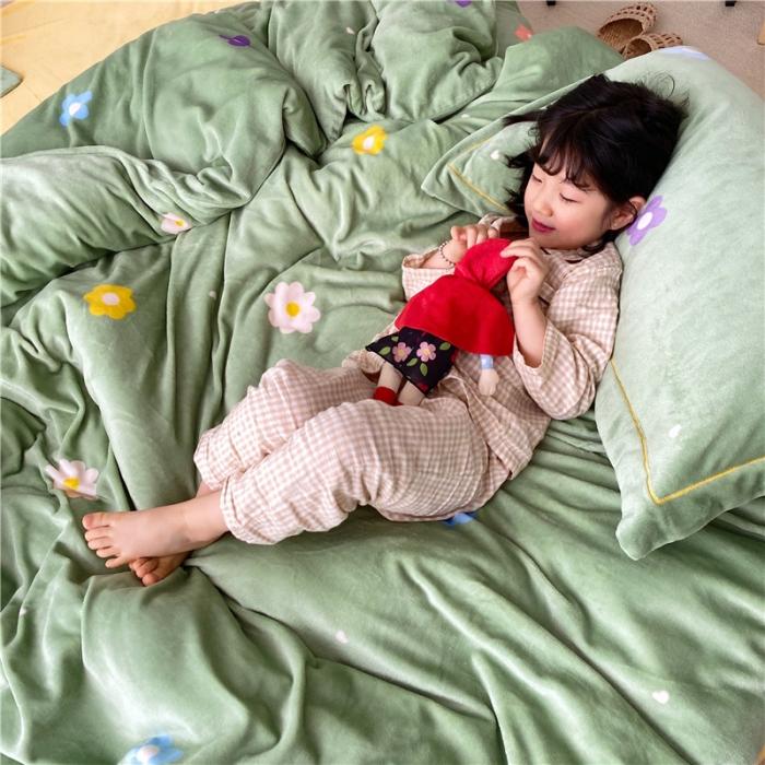 91家纺网 家纺一手货源 找家纺 时年 2019牛奶绒印花保暖四件套童模图 小花花绿