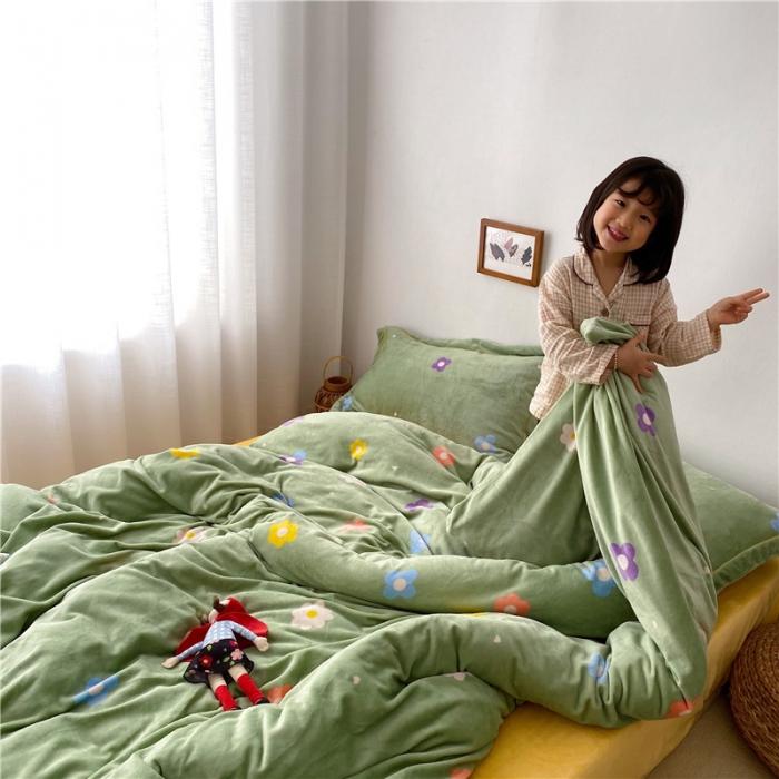 91家纺网 家纺一手货源 找家纺 时年 2019牛奶绒印花保暖四件套童模图 小花花绿