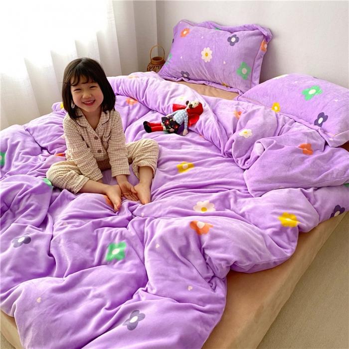 91家纺网 家纺一手货源 找家纺 时年 2019牛奶绒印花保暖四件套童模图 小花花紫