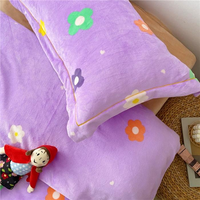 91家纺网 家纺一手货源 找家纺 时年 2019牛奶绒印花保暖四件套童模图 小花花紫