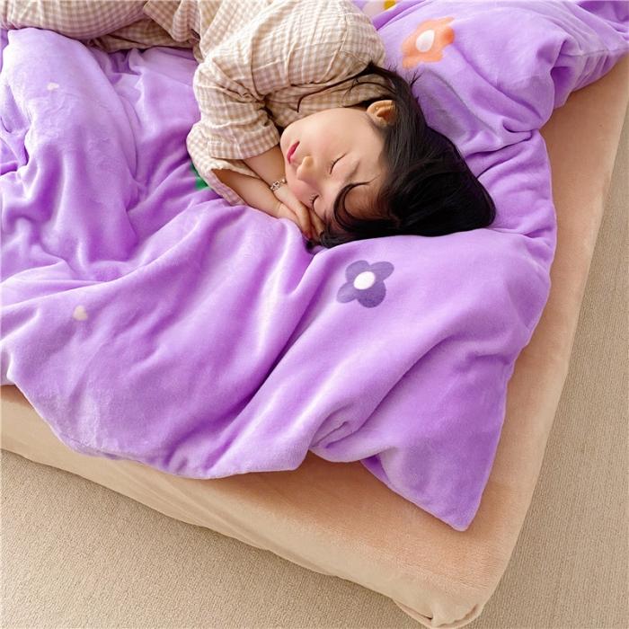 91家纺网 家纺一手货源 找家纺 时年 2019牛奶绒印花保暖四件套童模图 小花花紫