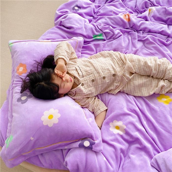 91家纺网 家纺一手货源 找家纺 时年 2019牛奶绒印花保暖四件套童模图 小花花紫