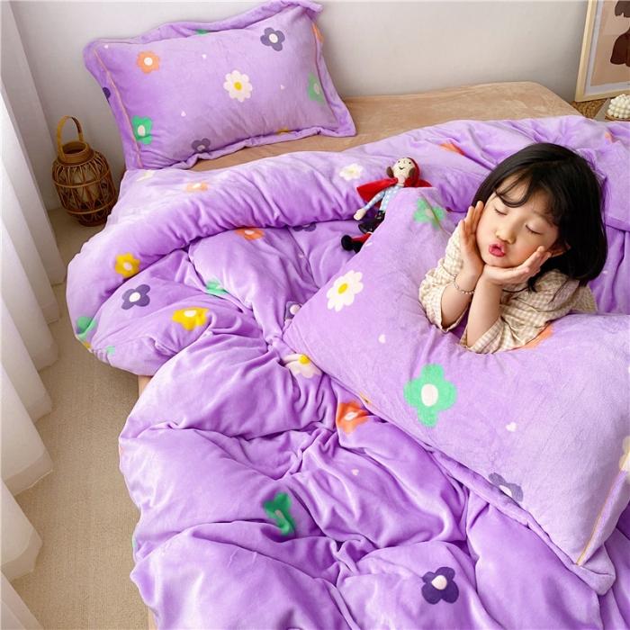 91家纺网 家纺一手货源 找家纺 时年 2019牛奶绒印花保暖四件套童模图 小花花紫