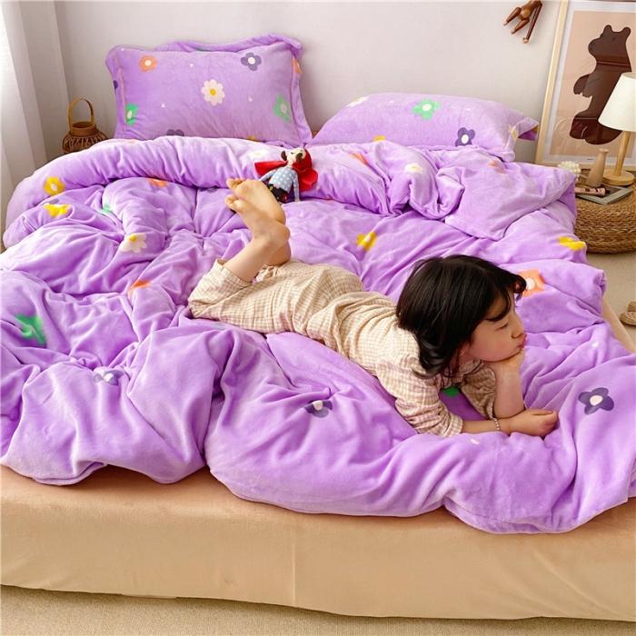 91家纺网 家纺一手货源 找家纺 时年 2019牛奶绒印花保暖四件套童模图 小花花紫