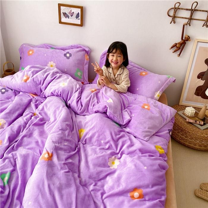 91家纺网 家纺一手货源 找家纺 时年 2019牛奶绒印花保暖四件套童模图 小花花紫