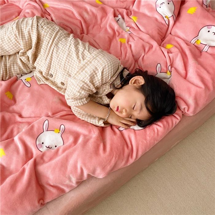 91家纺网 家纺一手货源 找家纺 时年 2019牛奶绒印花保暖四件套童模图 小兔几