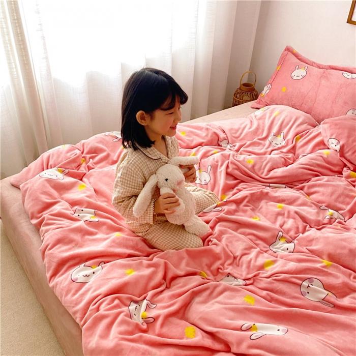 91家纺网 家纺一手货源 找家纺 时年 2019牛奶绒印花保暖四件套童模图 小兔几