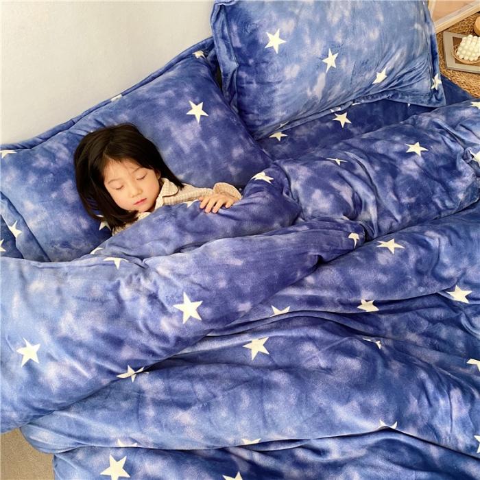 91家纺网 家纺一手货源 找家纺 时年 2019牛奶绒印花保暖四件套童模图 星云