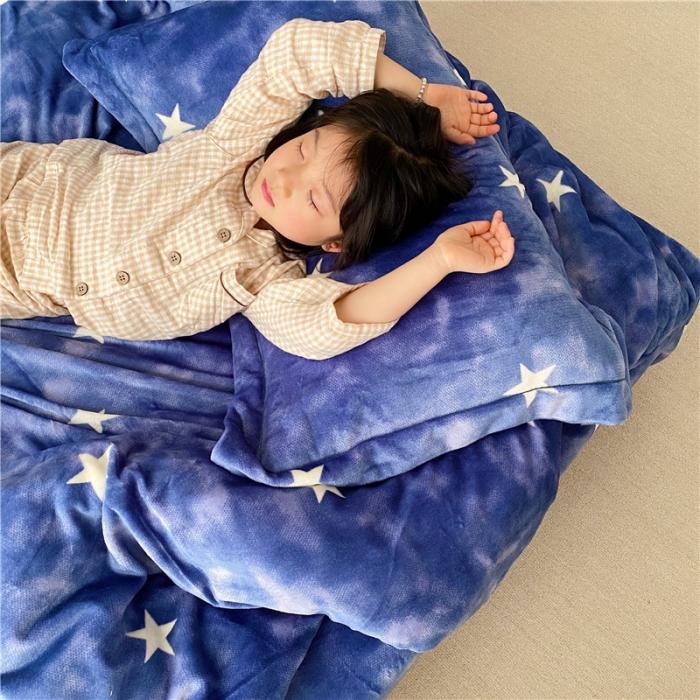 91家纺网 家纺一手货源 找家纺 时年 2019牛奶绒印花保暖四件套童模图 星云