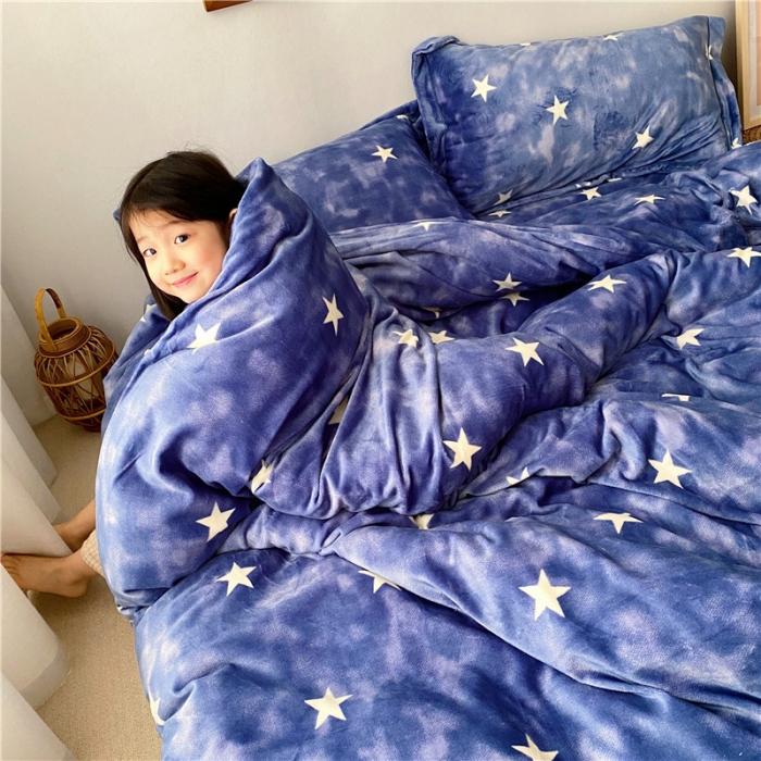 91家纺网 家纺一手货源 找家纺 时年 2019牛奶绒印花保暖四件套童模图 星云