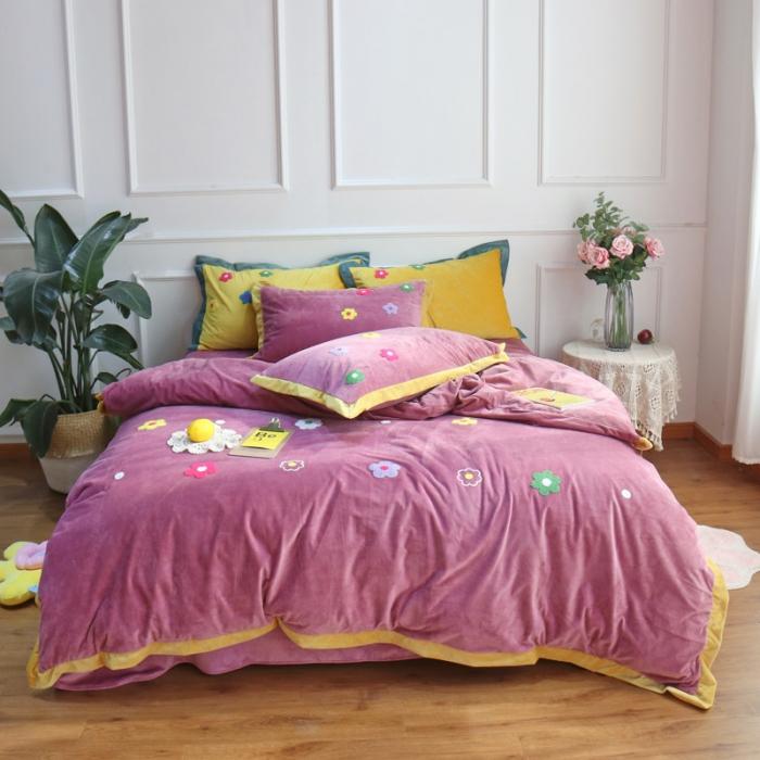 91家纺网 家纺一手货源 找家纺 润缦 2019 ins泫雅风宝宝绒四件套牛奶绒四件套 可爱花朵-豆沙色