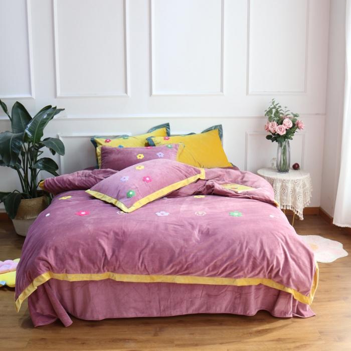 91家纺网 家纺一手货源 找家纺 润缦 2019 ins泫雅风宝宝绒四件套牛奶绒四件套 可爱花朵-豆沙色