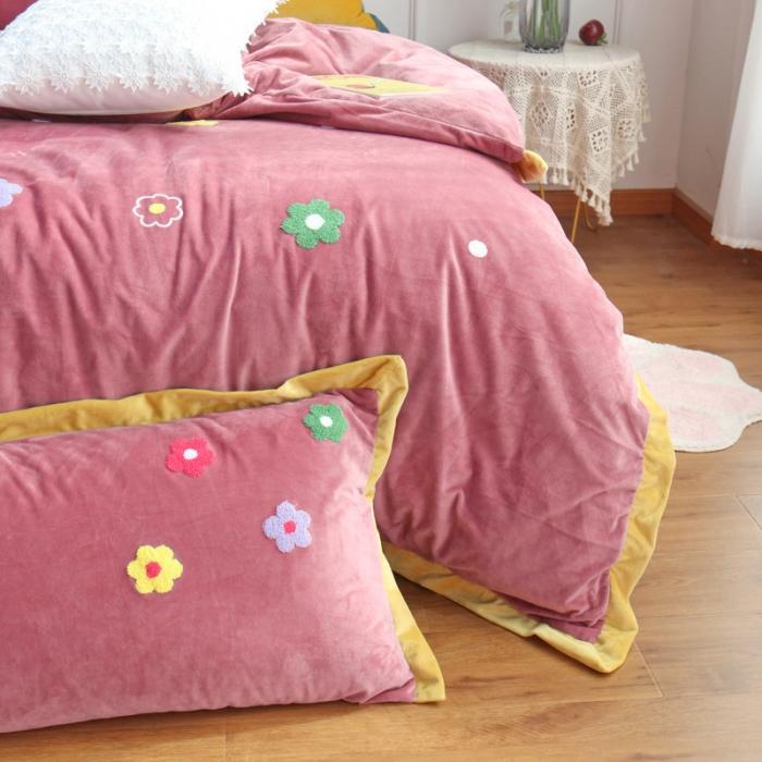 91家纺网 家纺一手货源 找家纺 润缦 2019 ins泫雅风宝宝绒四件套牛奶绒四件套 可爱花朵-豆沙色