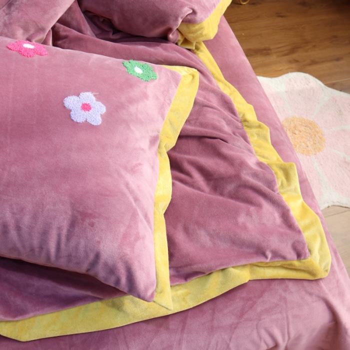 91家纺网 家纺一手货源 找家纺 润缦 2019 ins泫雅风宝宝绒四件套牛奶绒四件套 可爱花朵-豆沙色