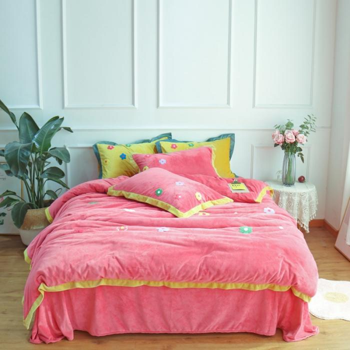 91家纺网 家纺一手货源 找家纺 润缦 2019 ins泫雅风宝宝绒四件套牛奶绒四件套 可爱花朵-粉色