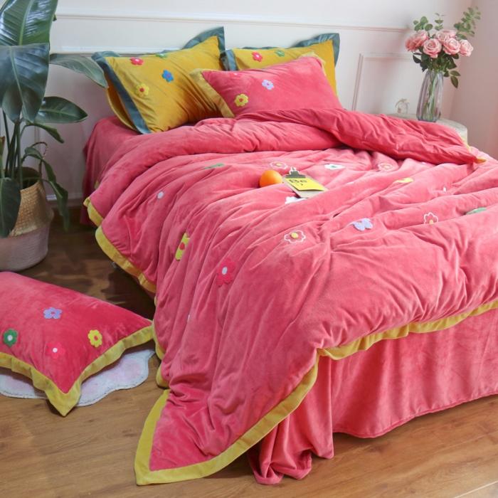 91家纺网 家纺一手货源 找家纺 润缦 2019 ins泫雅风宝宝绒四件套牛奶绒四件套 可爱花朵-粉色