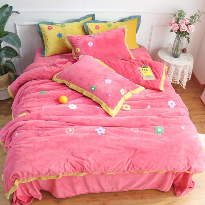 91家纺网 家纺一手货源 找家纺 润缦 2019 ins泫雅风宝宝绒四件套牛奶绒四件套 可爱花朵-粉色