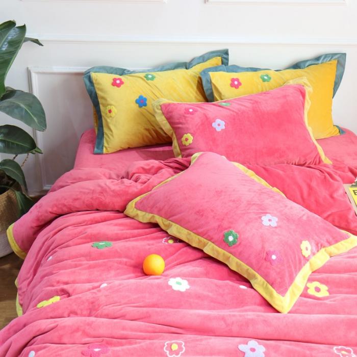 91家纺网 家纺一手货源 找家纺 润缦 2019 ins泫雅风宝宝绒四件套牛奶绒四件套 可爱花朵-粉色