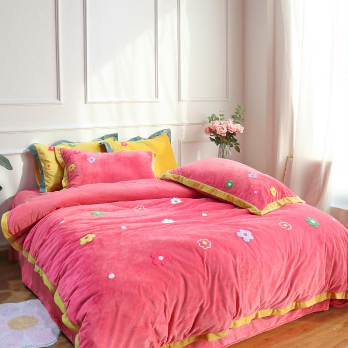 91家纺网 家纺一手货源 找家纺 润缦 2019 ins泫雅风宝宝绒四件套牛奶绒四件套 可爱花朵-粉色