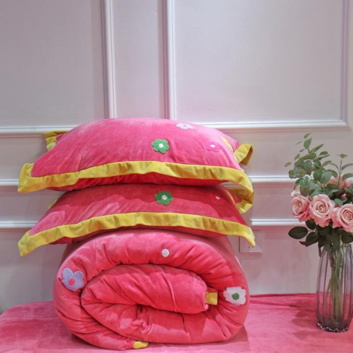 91家纺网 家纺一手货源 找家纺 润缦 2019 ins泫雅风宝宝绒四件套牛奶绒四件套 可爱花朵-粉色