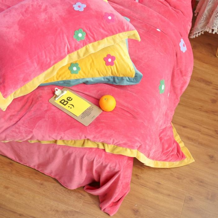 91家纺网 家纺一手货源 找家纺 润缦 2019 ins泫雅风宝宝绒四件套牛奶绒四件套 可爱花朵-粉色