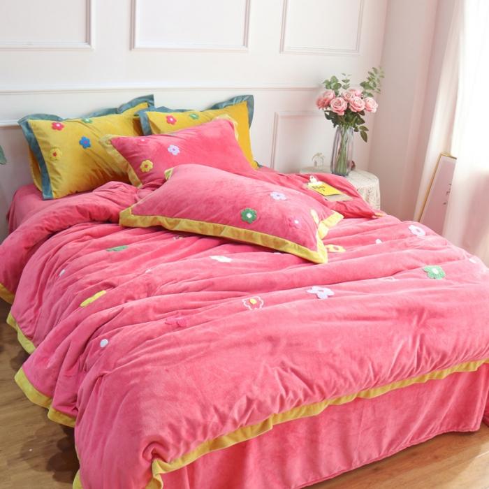 91家纺网 家纺一手货源 找家纺 润缦 2019 ins泫雅风宝宝绒四件套牛奶绒四件套 可爱花朵-粉色