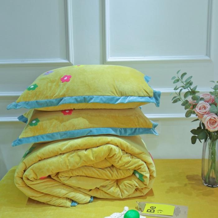 91家纺网 家纺一手货源 找家纺 润缦 2019 ins泫雅风宝宝绒四件套牛奶绒四件套 可爱花朵-黄色