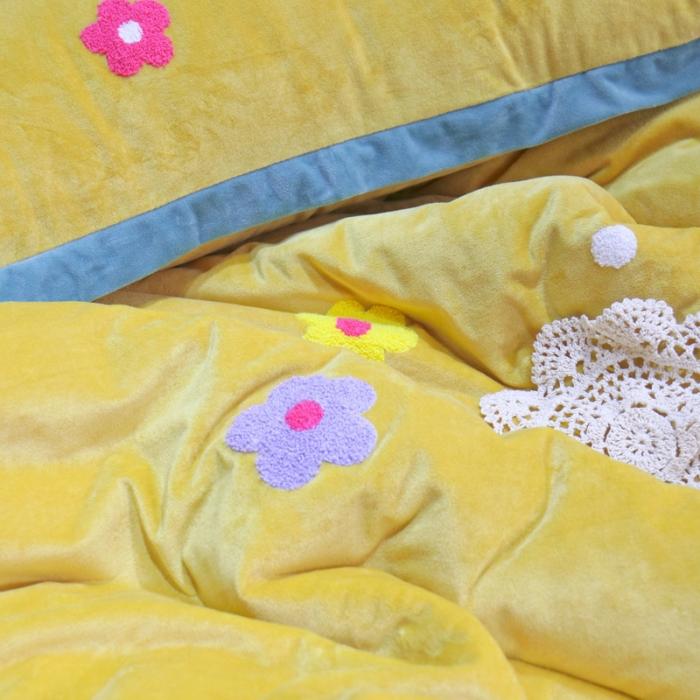 91家纺网 家纺一手货源 找家纺 润缦 2019 ins泫雅风宝宝绒四件套牛奶绒四件套 可爱花朵-黄色