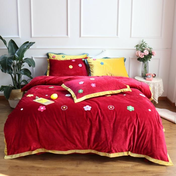 91家纺网 家纺一手货源 找家纺 润缦 2019 ins泫雅风宝宝绒四件套牛奶绒四件套 可爱花朵-酒红色